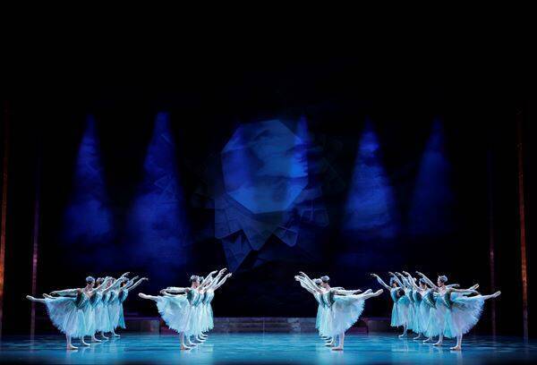 新国立劇場バレエ団『ライモンダ』舞台写真が到着　吉田都芸術監督「バレエ団にとって大切なレパートリーのひとつ」