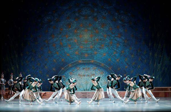 新国立劇場バレエ団『ライモンダ』舞台写真が到着　吉田都芸術監督「バレエ団にとって大切なレパートリーのひとつ」