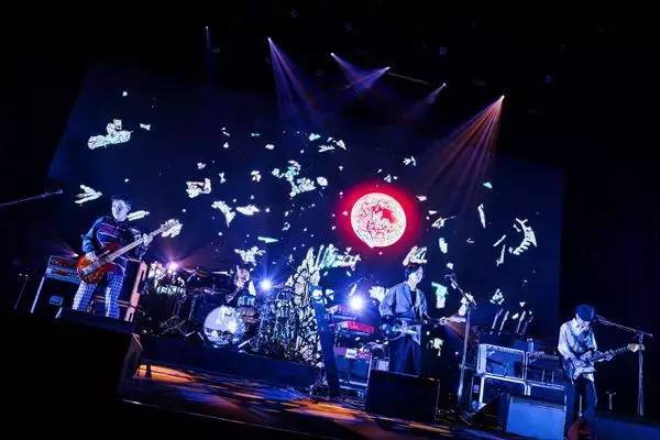 ストレイテナーの技巧がさらに輝いた『Sad And Beautiful Symphony』万雷の拍手に包まれた着席ライブをレポート