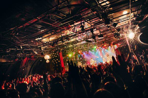 THE BAWDIES&ジャルジャルが異色の対バンツアー開催『LAUGH 'n' ROLL TOUR』東京公演レポート