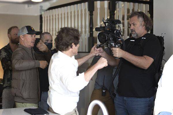 『殺し屋のプロット』マイケル・キートンら豪華キャスト＆製作陣の特別インタビュー映像公開