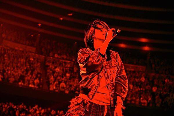 aiko、10年振りのカウントダウンライブ『Love Like Pop vol.24.9』終幕　ロングヘアをショートに！前回公演同様の振袖姿で登場！