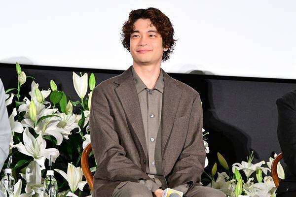福原遥「当たり前が当たり前じゃない」 映画『あの星』完成披露試写会で777本の百合に包まれヒット祈願