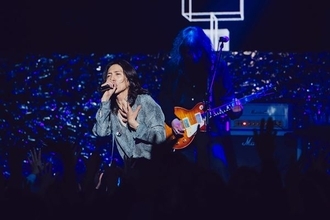 「君たちとのロックンロールに恋していたいです！」吉井和哉の「横綱曲」と東北への想いが熱く咲き誇った、 約4年ぶりソロツアー・仙台ファイナル公演【オフィシャルレポート】