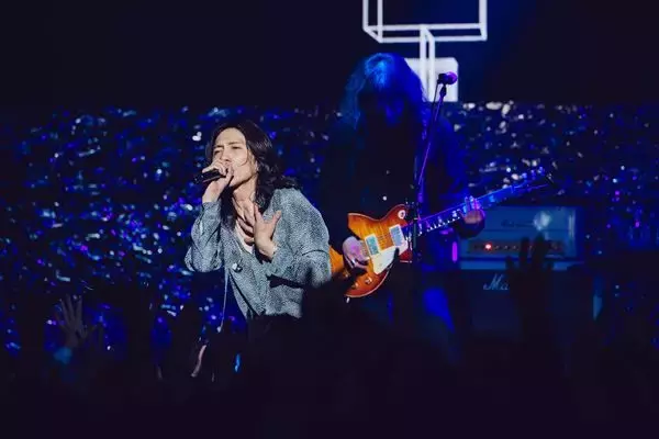 「君たちとのロックンロールに恋していたいです！」吉井和哉の「横綱曲」と東北への想いが熱く咲き誇った、 約4年ぶりソロツアー・仙台ファイナル公演【オフィシャルレポート】