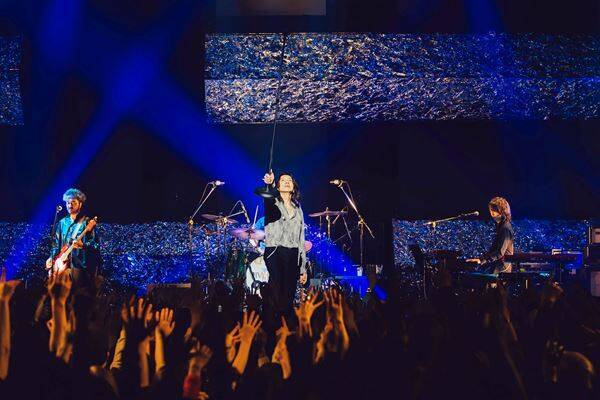 「君たちとのロックンロールに恋していたいです！」吉井和哉の「横綱曲」と東北への想いが熱く咲き誇った、 約4年ぶりソロツアー・仙台ファイナル公演【オフィシャルレポート】