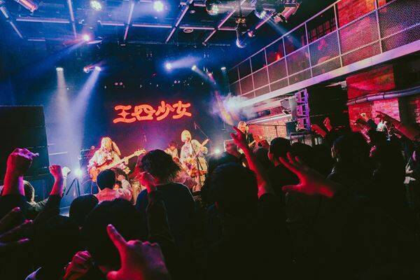 【ロイヤルギャル ライブレポート】初主催イベント東京編はMaverick Mom、三四少女を迎えて開催！三者三様のパフォーマンスで魅せた新世代バンドの共演を完全レポート