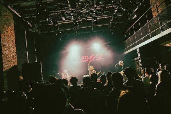 【ロイヤルギャル ライブレポート】初主催イベント東京編はMaverick Mom、三四少女を迎えて開催！三者三様のパフォーマンスで魅せた新世代バンドの共演を完全レポート