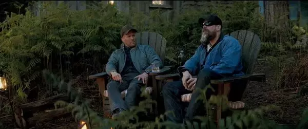 ステイサム専属の武器ソムリエ!?『ワーキングマン』頼れる戦友役デヴィッド・ハーバー場面カット公開