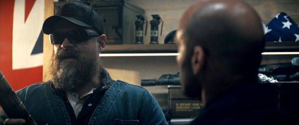 ステイサム専属の武器ソムリエ!?『ワーキングマン』頼れる戦友役デヴィッド・ハーバー場面カット公開