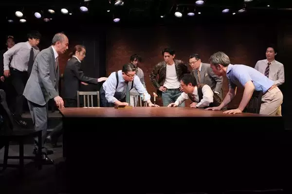 日本の劇団『十二人の怒れる男』が開幕。各劇団を代表する俳優たちの、個性ぶつかり合う緊迫の密室劇