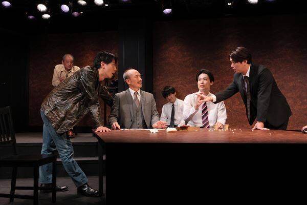 日本の劇団『十二人の怒れる男』が開幕。各劇団を代表する俳優たちの、個性ぶつかり合う緊迫の密室劇