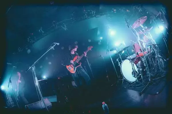 urema、9年の沈黙を破った東名阪ツアー初日新代田FEVER公演をレポート  止まっていたマシンを通電させ満員のフロアを沸かせた奇跡の夜
