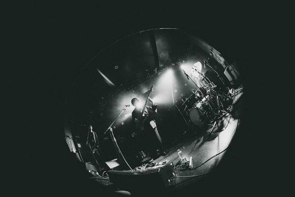 urema、9年の沈黙を破った東名阪ツアー初日新代田FEVER公演をレポート  止まっていたマシンを通電させ満員のフロアを沸かせた奇跡の夜