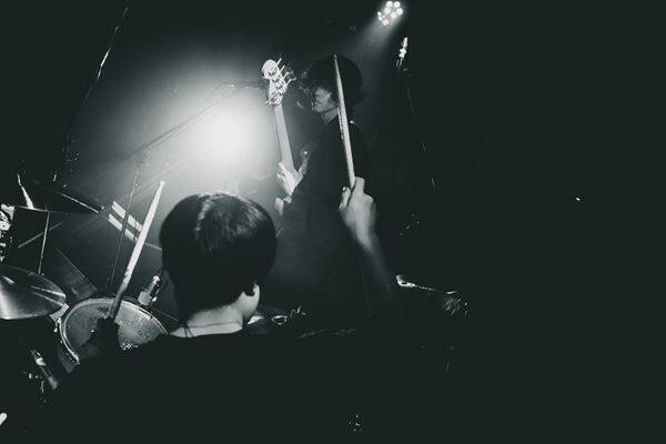 urema、9年の沈黙を破った東名阪ツアー初日新代田FEVER公演をレポート  止まっていたマシンを通電させ満員のフロアを沸かせた奇跡の夜