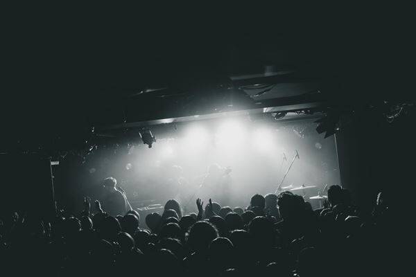 urema、9年の沈黙を破った東名阪ツアー初日新代田FEVER公演をレポート  止まっていたマシンを通電させ満員のフロアを沸かせた奇跡の夜