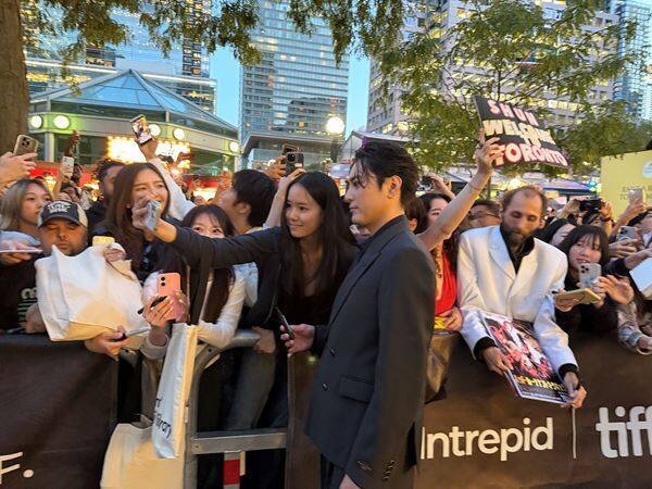 小栗旬＆リリー・ジェームズ＆間宮祥太朗ら登壇 『バッド・ルーテナント』トロント映画祭でワールドプレミア開催