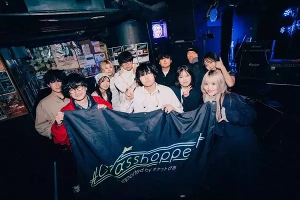 下北沢DaisyBarに溢れた熱量と情熱――『Grasshopper vol.38』POOLS、月には行かない、徒然書簡が作り上げた濃密なライブ空間をレポート