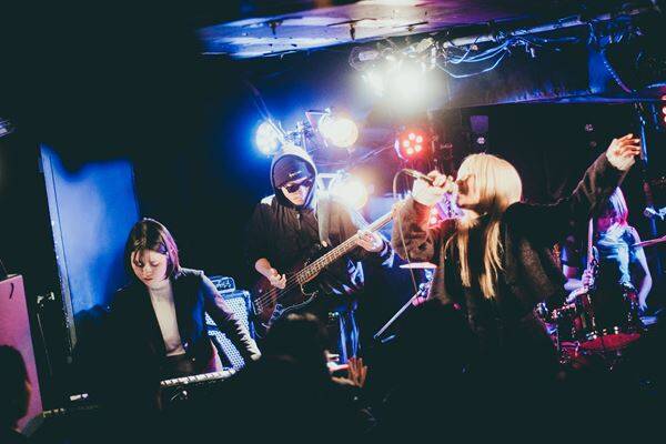 下北沢DaisyBarに溢れた熱量と情熱――『Grasshopper vol.38』POOLS、月には行かない、徒然書簡が作り上げた濃密なライブ空間をレポート