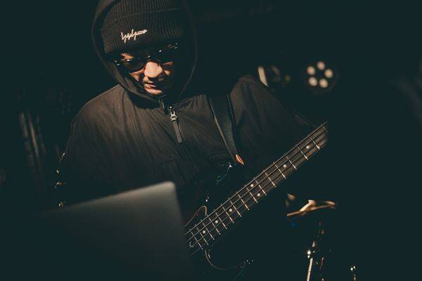 下北沢DaisyBarに溢れた熱量と情熱――『Grasshopper vol.38』POOLS、月には行かない、徒然書簡が作り上げた濃密なライブ空間をレポート