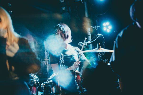 下北沢DaisyBarに溢れた熱量と情熱――『Grasshopper vol.38』POOLS、月には行かない、徒然書簡が作り上げた濃密なライブ空間をレポート