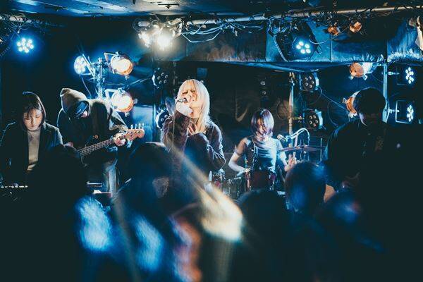 下北沢DaisyBarに溢れた熱量と情熱――『Grasshopper vol.38』POOLS、月には行かない、徒然書簡が作り上げた濃密なライブ空間をレポート