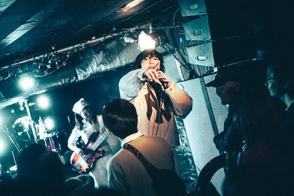 下北沢DaisyBarに溢れた熱量と情熱――『Grasshopper vol.38』POOLS、月には行かない、徒然書簡が作り上げた濃密なライブ空間をレポート