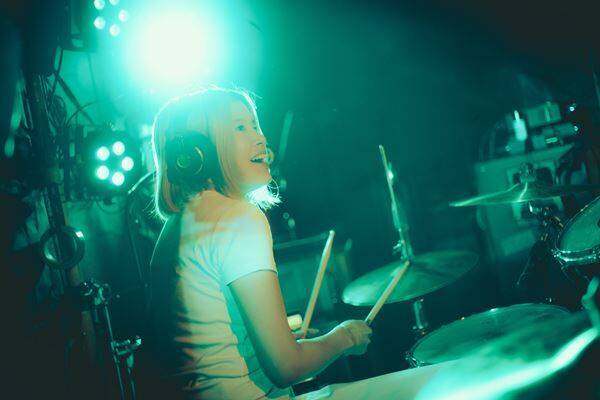 下北沢DaisyBarに溢れた熱量と情熱――『Grasshopper vol.38』POOLS、月には行かない、徒然書簡が作り上げた濃密なライブ空間をレポート