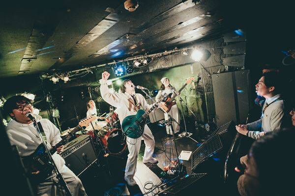 下北沢DaisyBarに溢れた熱量と情熱――『Grasshopper vol.38』POOLS、月には行かない、徒然書簡が作り上げた濃密なライブ空間をレポート