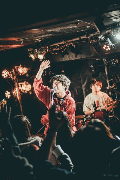 下北沢DaisyBarに溢れた熱量と情熱――『Grasshopper vol.38』POOLS、月には行かない、徒然書簡が作り上げた濃密なライブ空間をレポート