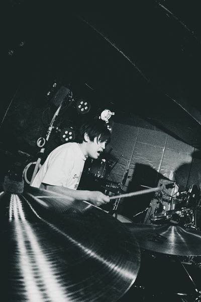 下北沢DaisyBarに溢れた熱量と情熱――『Grasshopper vol.38』POOLS、月には行かない、徒然書簡が作り上げた濃密なライブ空間をレポート