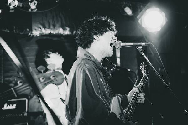 下北沢DaisyBarに溢れた熱量と情熱――『Grasshopper vol.38』POOLS、月には行かない、徒然書簡が作り上げた濃密なライブ空間をレポート