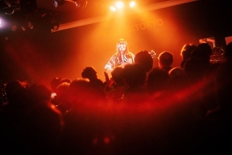 八生 × 丸山純奈、四国出身のふたりが対照的な歌声を渋谷に響かせた『ハチヨンナイト』完全レポート！「この冬を暖めるような空気感で幸せな1日」