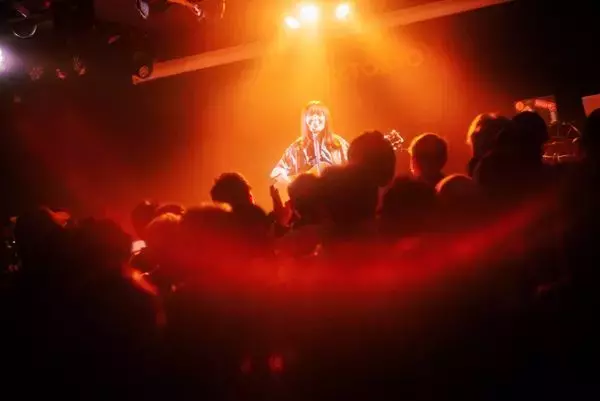 八生 × 丸山純奈、四国出身のふたりが対照的な歌声を渋谷に響かせた『ハチヨンナイト』完全レポート！「この冬を暖めるような空気感で幸せな1日」