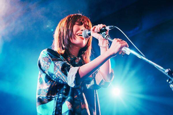 八生 × 丸山純奈、四国出身のふたりが対照的な歌声を渋谷に響かせた『ハチヨンナイト』完全レポート！「この冬を暖めるような空気感で幸せな1日」