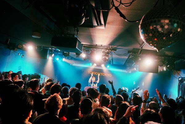 八生 × 丸山純奈、四国出身のふたりが対照的な歌声を渋谷に響かせた『ハチヨンナイト』完全レポート！「この冬を暖めるような空気感で幸せな1日」