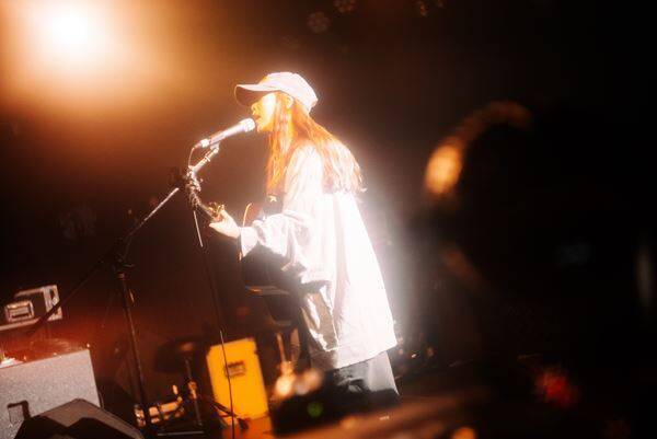 八生 × 丸山純奈、四国出身のふたりが対照的な歌声を渋谷に響かせた『ハチヨンナイト』完全レポート！「この冬を暖めるような空気感で幸せな1日」