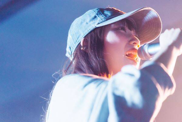 八生 × 丸山純奈、四国出身のふたりが対照的な歌声を渋谷に響かせた『ハチヨンナイト』完全レポート！「この冬を暖めるような空気感で幸せな1日」