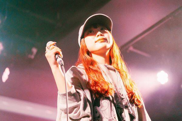 八生 × 丸山純奈、四国出身のふたりが対照的な歌声を渋谷に響かせた『ハチヨンナイト』完全レポート！「この冬を暖めるような空気感で幸せな1日」