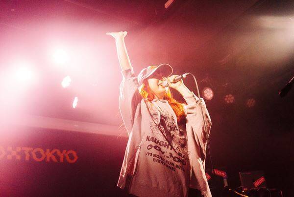 八生 × 丸山純奈、四国出身のふたりが対照的な歌声を渋谷に響かせた『ハチヨンナイト』完全レポート！「この冬を暖めるような空気感で幸せな1日」