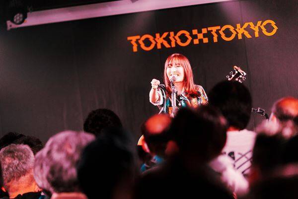 八生 × 丸山純奈、四国出身のふたりが対照的な歌声を渋谷に響かせた『ハチヨンナイト』完全レポート！「この冬を暖めるような空気感で幸せな1日」