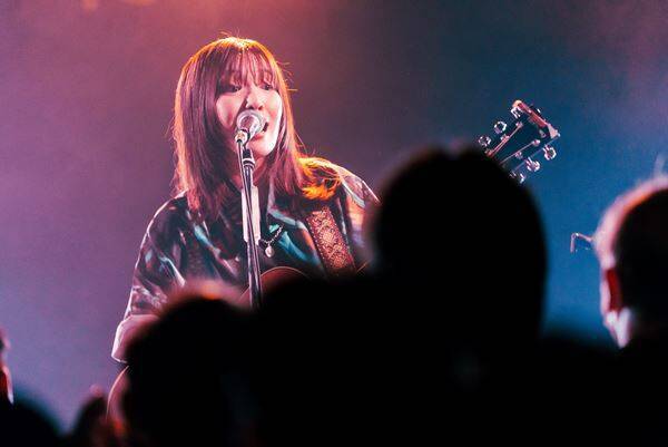 八生 × 丸山純奈、四国出身のふたりが対照的な歌声を渋谷に響かせた『ハチヨンナイト』完全レポート！「この冬を暖めるような空気感で幸せな1日」