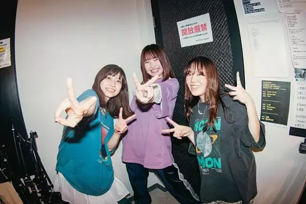 2ピースガールズバンド「ガラスの靴は落とさない」 夢を追い続ける苦しさも喜びも知る、今の彼女たちが鳴らす音【オフィシャルレポート】