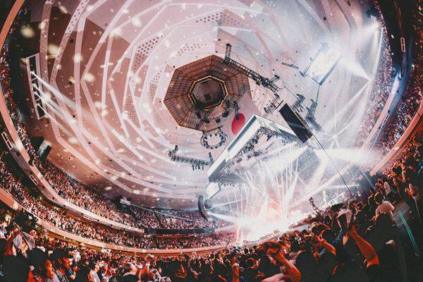 福山雅治、日本武道館の360度ステージで「会いたかったですよ、ライブハウス武道館！」『超新星』のジャケット初公開も！