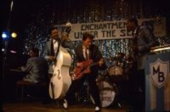 『バック・トゥ・ザ・フューチャー』“伝説のギター”をマイケル・J・フォックスらが大捜索！　ヒューイ・ルイスとの再会も収めた特別映像公開