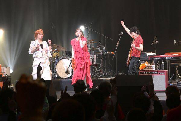 岸谷香、恒例の自主企画『岸谷香感謝祭 2026』 BONNIE PINK、吉岡聖恵（いきものがかり）を迎え、 満員の EX-THEATER ROPPONGI で開催！