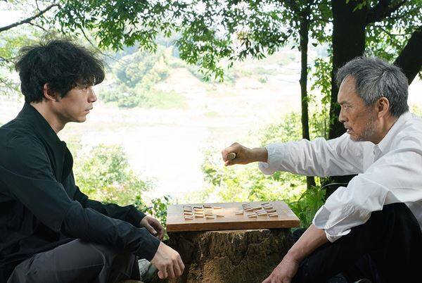 坂口健太郎×渡辺謙のコメント動画解禁！ 映画『盤上の向日葵』BD＆DVDが4月に発売