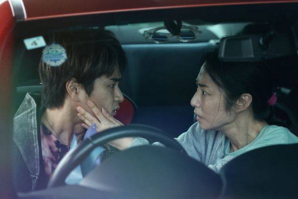 森七菜が鈴鹿央士に銃口を向ける！ 映画『藁にもすがる獣たち』欲望と狂気あふれる新場面写真12点を一挙解禁