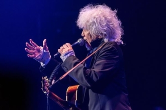 『玉置浩二 with 故郷楽団 10周年 Concert Tour 2025 ～blue eggplant field』他の追随を許さず走り続ける姿を確認したツアーファイナル！【オフィシャルレポート】