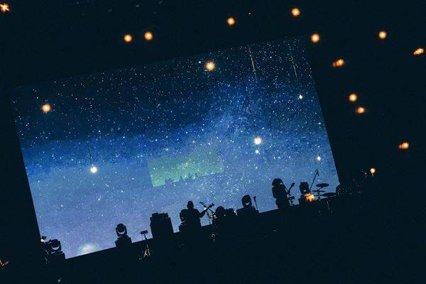 ACIDMAN 、『ACIDMAN LIVE TOUR “光学”』ファイナル公演　18年ぶりの幕張メッセのオフィシャルレポート到着